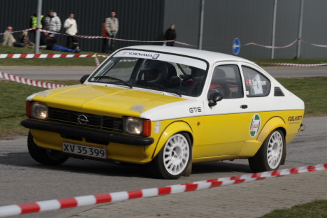 Per Sørensen og Birgitte Lundberg i deres Opel Kadett GTE.
(Foto: Motorsporten.dk)